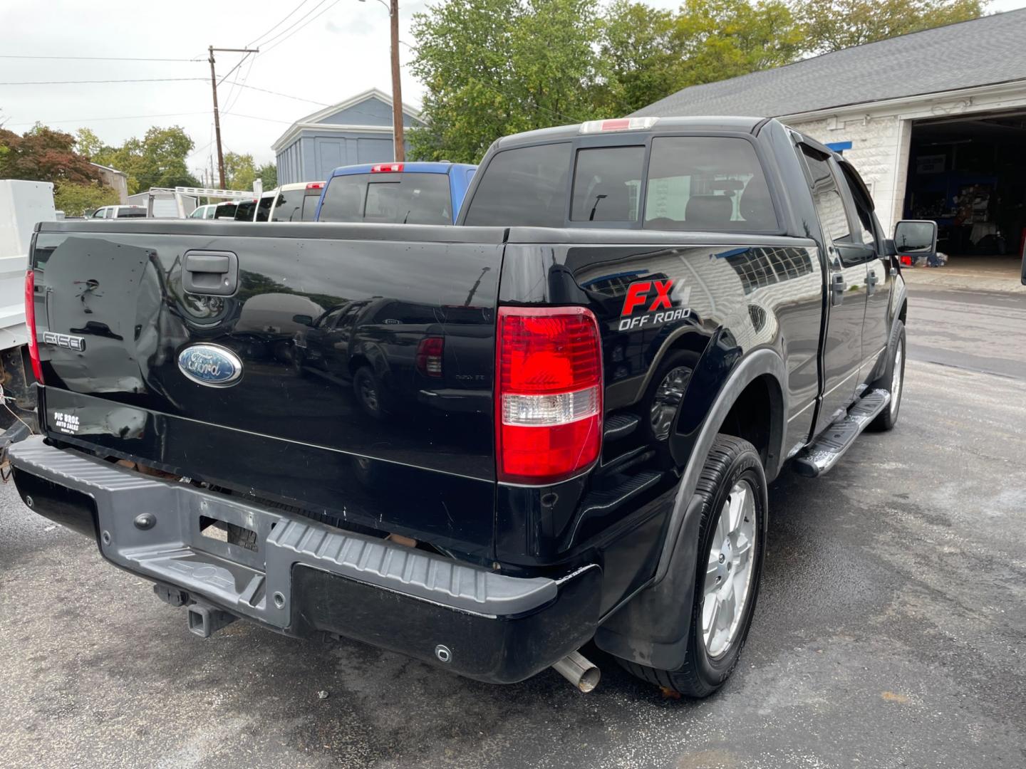 2008 black Ford F-150 FX4 SuperCrew (1FTPW14518F) with an 5.4L V6 SOHC 16V engine, 4-Speed Automatic Overdrive transmission, located at 101 N. Main Street, Muncy, PA, 17756, (570) 546-5462, 41.207691, -76.785942 - Photo#3