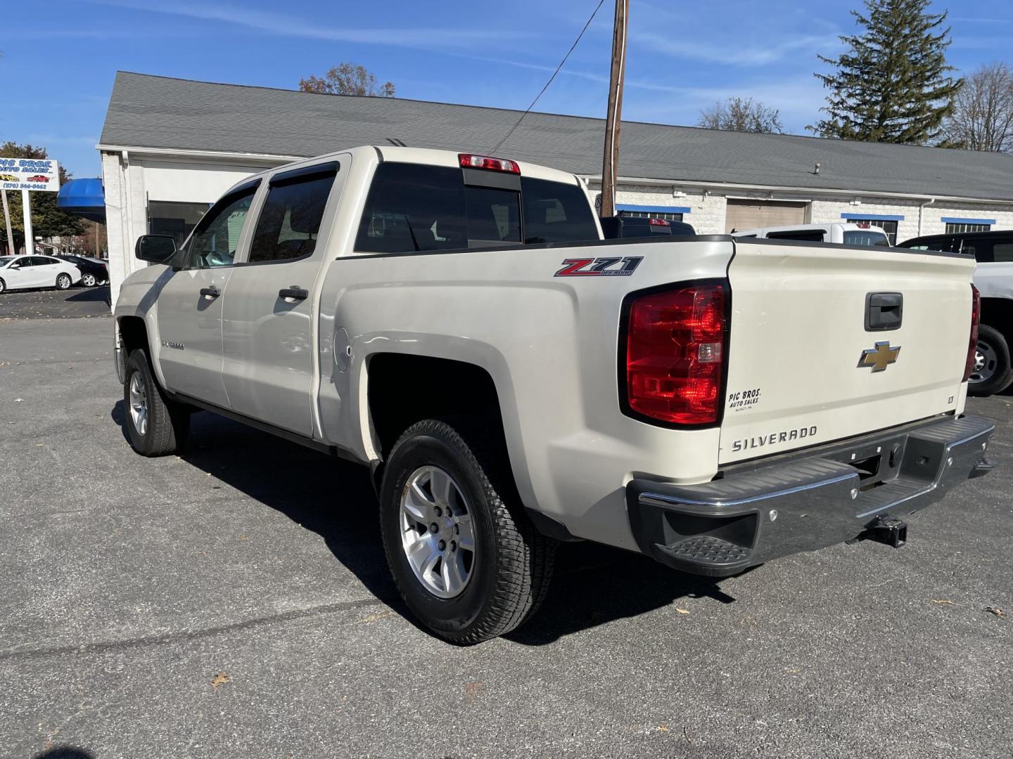 2014 White /black Chevrolet Silverado 1500 1LT Crew Cab 4WD (3GCUKREH9EG) with an 4.3L V6 OHV 12V engine, 6-Speed Automatic transmission, located at 101 N. Main Street, Muncy, PA, 17756, (570) 546-5462, 41.207691, -76.785942 - Photo#2