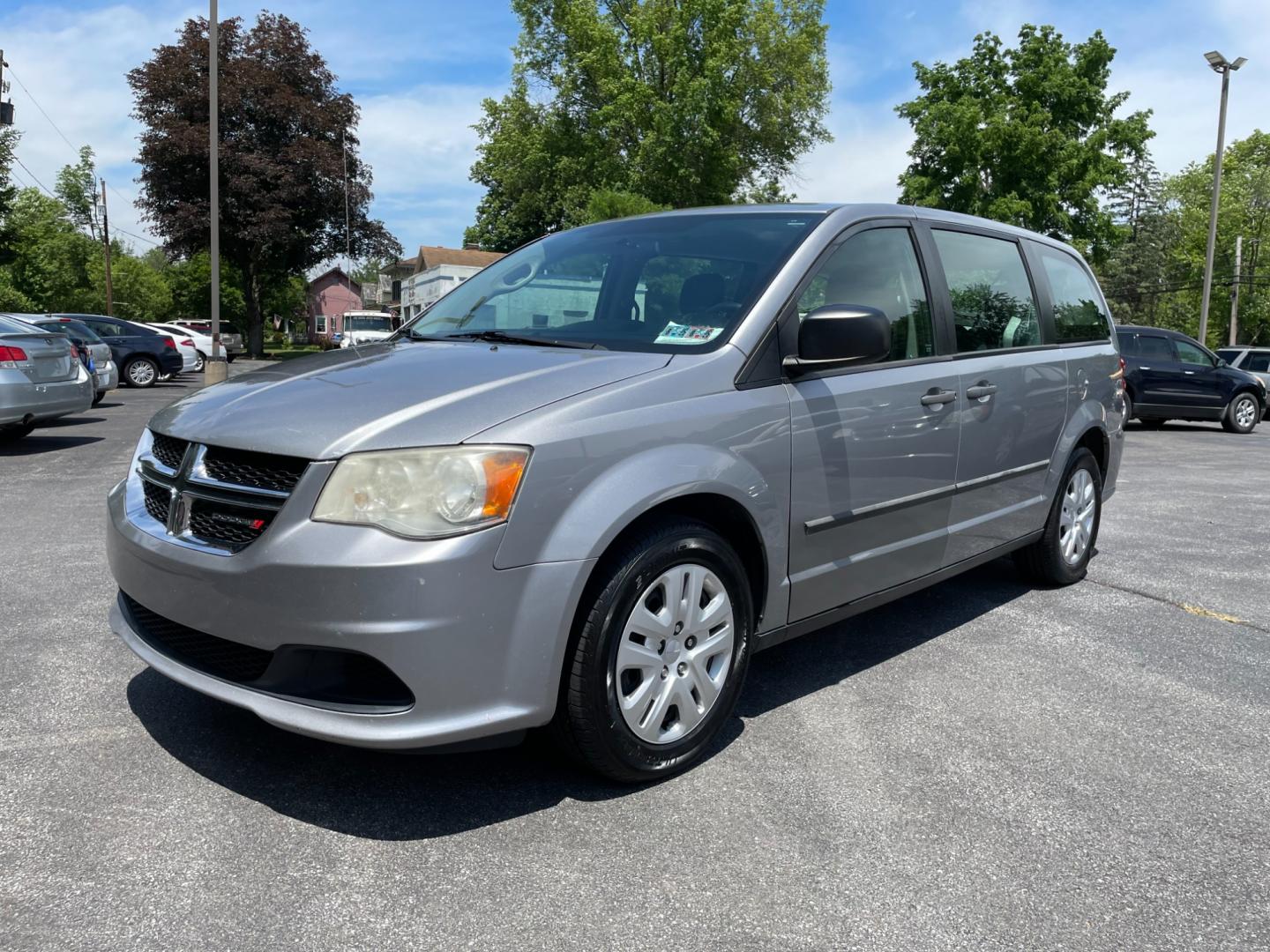 2014 silver Dodge Grand Caravan SE (2C4RDGBG4ER) with an 3.6L V6 DOHC 24V engine, 6-Speed Automatic transmission, located at 101 N. Main Street, Muncy, PA, 17756, (570) 546-5462, 41.207691, -76.785942 - Photo#0