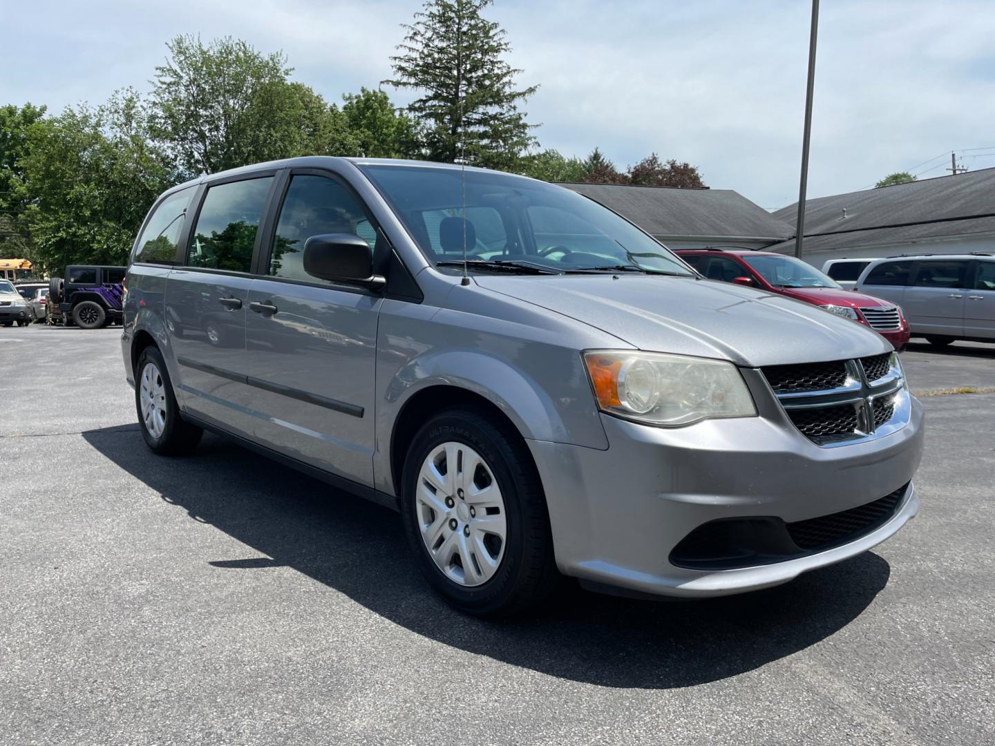 2014 silver Dodge Grand Caravan SE (2C4RDGBG4ER) with an 3.6L V6 DOHC 24V engine, 6-Speed Automatic transmission, located at 101 N. Main Street, Muncy, PA, 17756, (570) 546-5462, 41.207691, -76.785942 - Photo#1