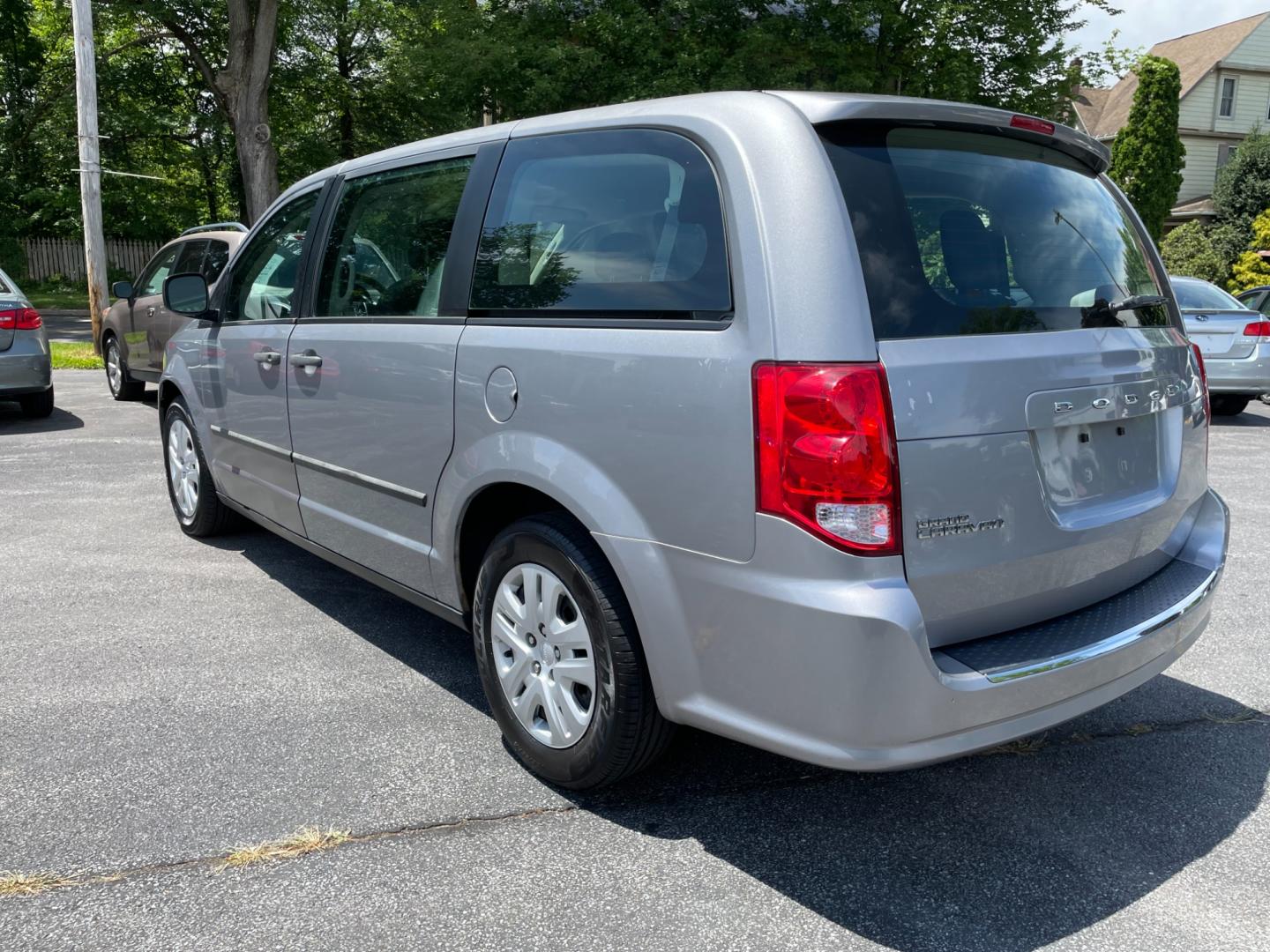 2014 silver Dodge Grand Caravan SE (2C4RDGBG4ER) with an 3.6L V6 DOHC 24V engine, 6-Speed Automatic transmission, located at 101 N. Main Street, Muncy, PA, 17756, (570) 546-5462, 41.207691, -76.785942 - Photo#3