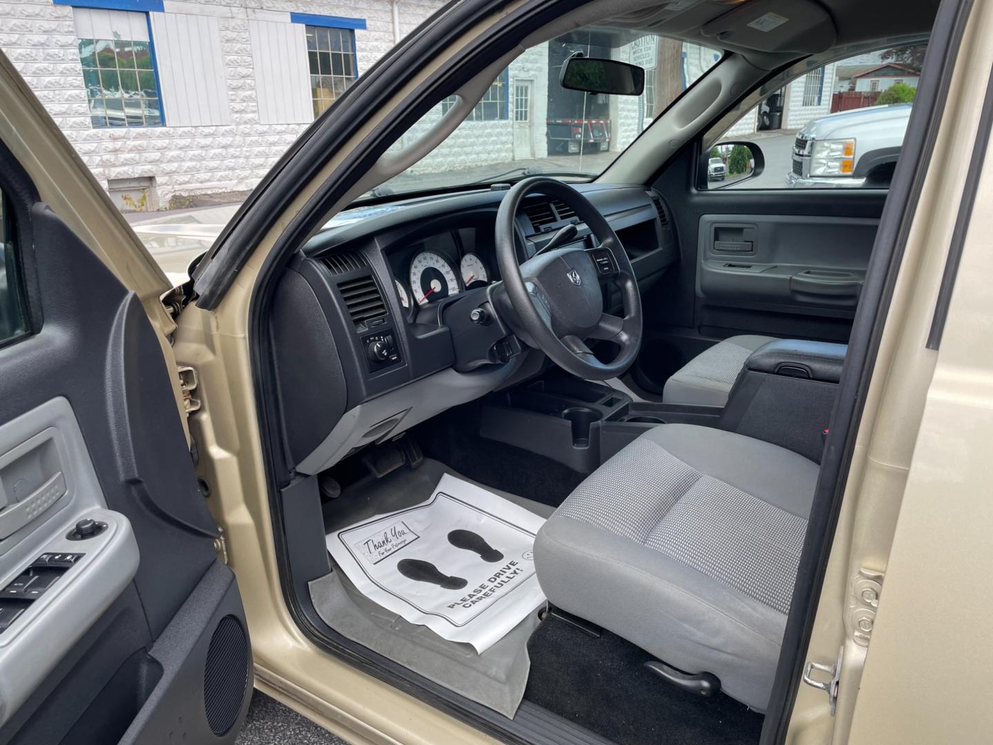 2011 Dodge Dakota SLT Crew Cab 4WD (1D7RW3GK6BS) with an 3.7L V6 SOHC 12V engine, 5-Speed Automatic transmission, located at 101 N. Main Street, Muncy, PA, 17756, (570) 546-5462, 41.207691, -76.785942 - Photo#4