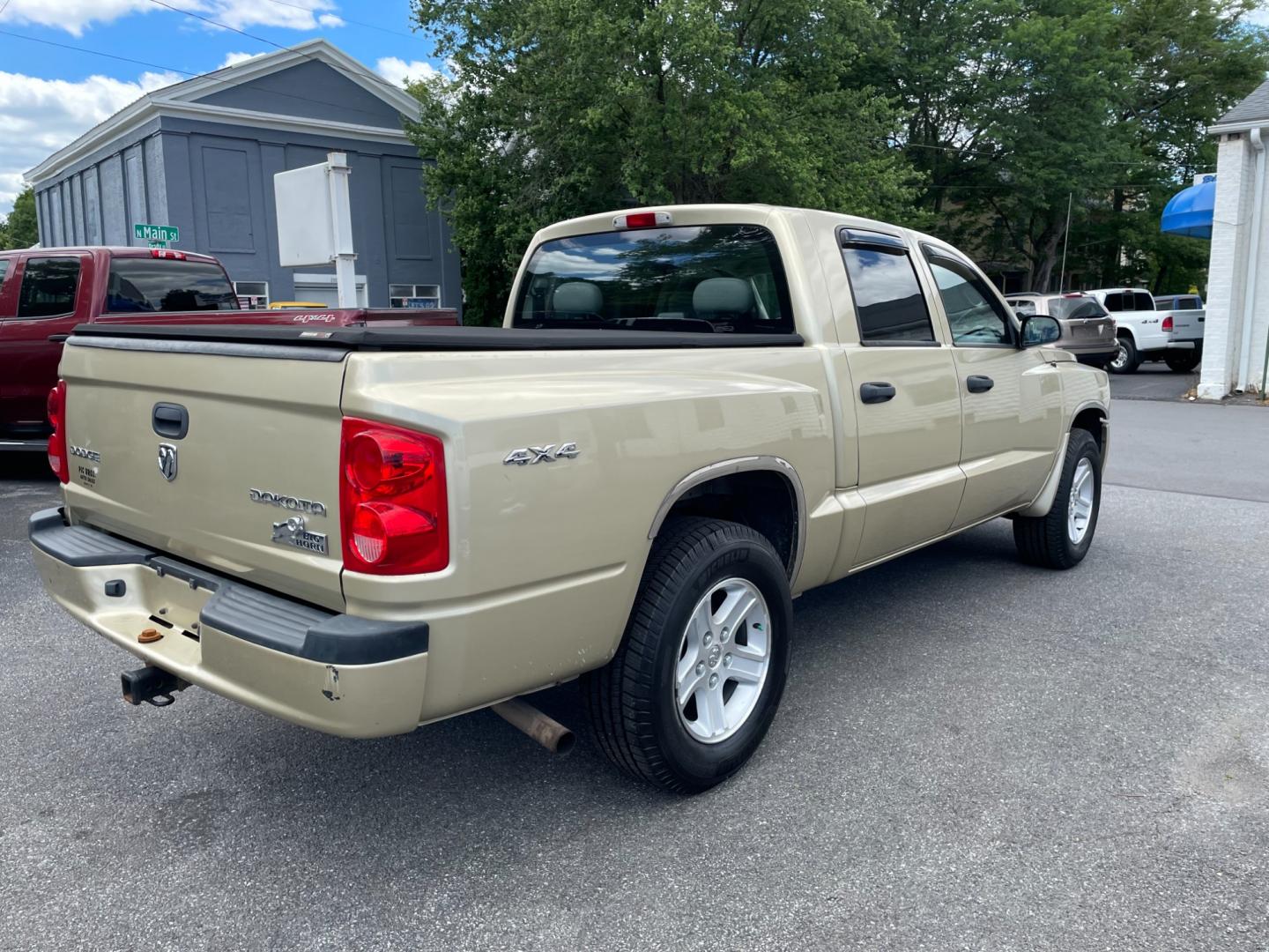 2011 Dodge Dakota SLT Crew Cab 4WD (1D7RW3GK6BS) with an 3.7L V6 SOHC 12V engine, 5-Speed Automatic transmission, located at 101 N. Main Street, Muncy, PA, 17756, (570) 546-5462, 41.207691, -76.785942 - Photo#3