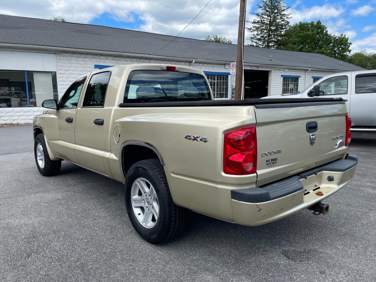 2011 Dodge Dakota SLT Crew Cab 4WD (1D7RW3GK6BS) with an 3.7L V6 SOHC 12V engine, 5-Speed Automatic transmission, located at 101 N. Main Street, Muncy, PA, 17756, (570) 546-5462, 41.207691, -76.785942 - Photo#2