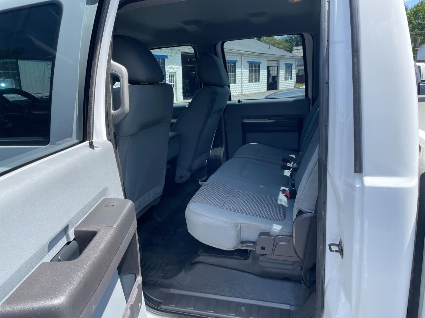 2016 White Ford F-250 SD XL Crew Cab 4WD with an 6.7L V8 OHV 16V DIESEL engine, 6A transmission, located at 101 N. Main Street, Muncy, PA, 17756, (570) 546-5462, 41.207691, -76.785942 - Photo#7