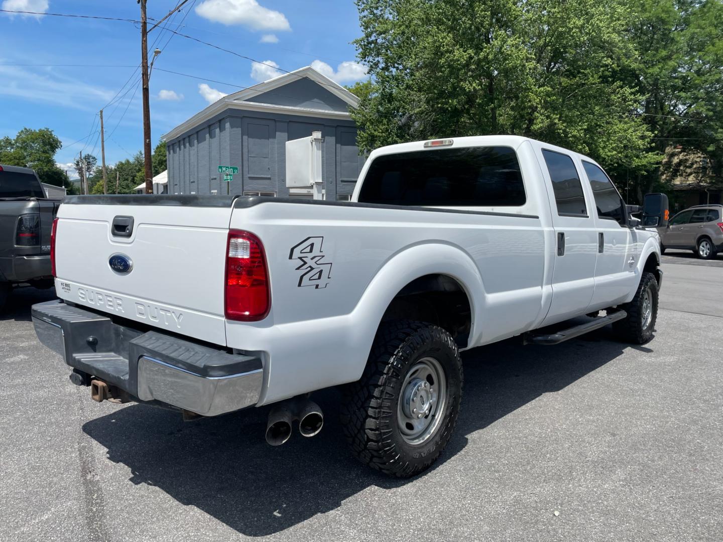 2016 White Ford F-250 SD XL Crew Cab 4WD with an 6.7L V8 OHV 16V DIESEL engine, 6A transmission, located at 101 N. Main Street, Muncy, PA, 17756, (570) 546-5462, 41.207691, -76.785942 - Photo#3