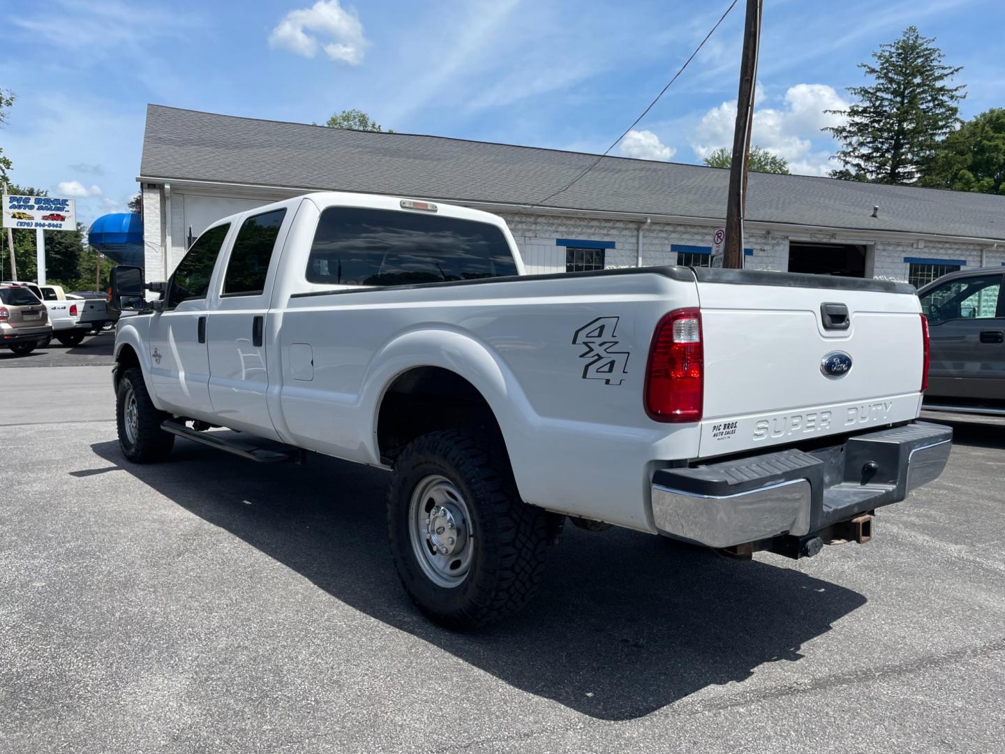 2016 White Ford F-250 SD XL Crew Cab 4WD with an 6.7L V8 OHV 16V DIESEL engine, 6A transmission, located at 101 N. Main Street, Muncy, PA, 17756, (570) 546-5462, 41.207691, -76.785942 - Photo#4