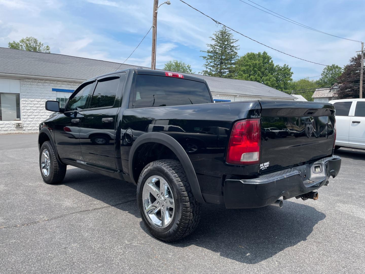 2013 black RAM 1500 Tradesman Crew Cab SWB 4WD (1C6RR7KT4DS) with an 5.7L V8 OHV 16V engine, 6-Speed Automatic transmission, located at 101 N. Main Street, Muncy, PA, 17756, (570) 546-5462, 41.207691, -76.785942 - Photo#2