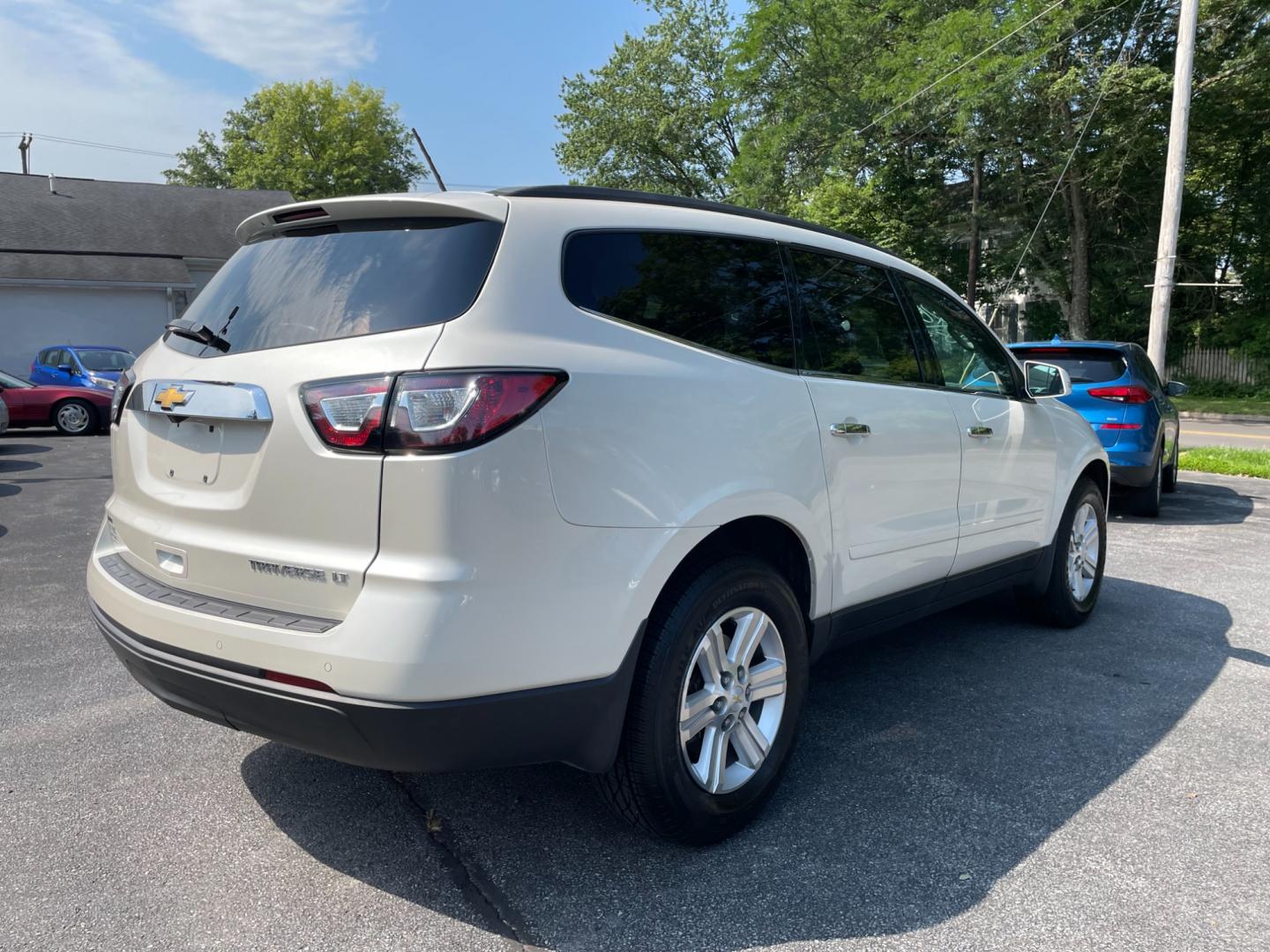 2014 White Chevrolet Traverse 2LT AWD (1GNKVHKD7EJ) with an 3.6L V6 DOHC 24V engine, 6-Speed Automatic transmission, located at 101 N. Main Street, Muncy, PA, 17756, (570) 546-5462, 41.207691, -76.785942 - Photo#2