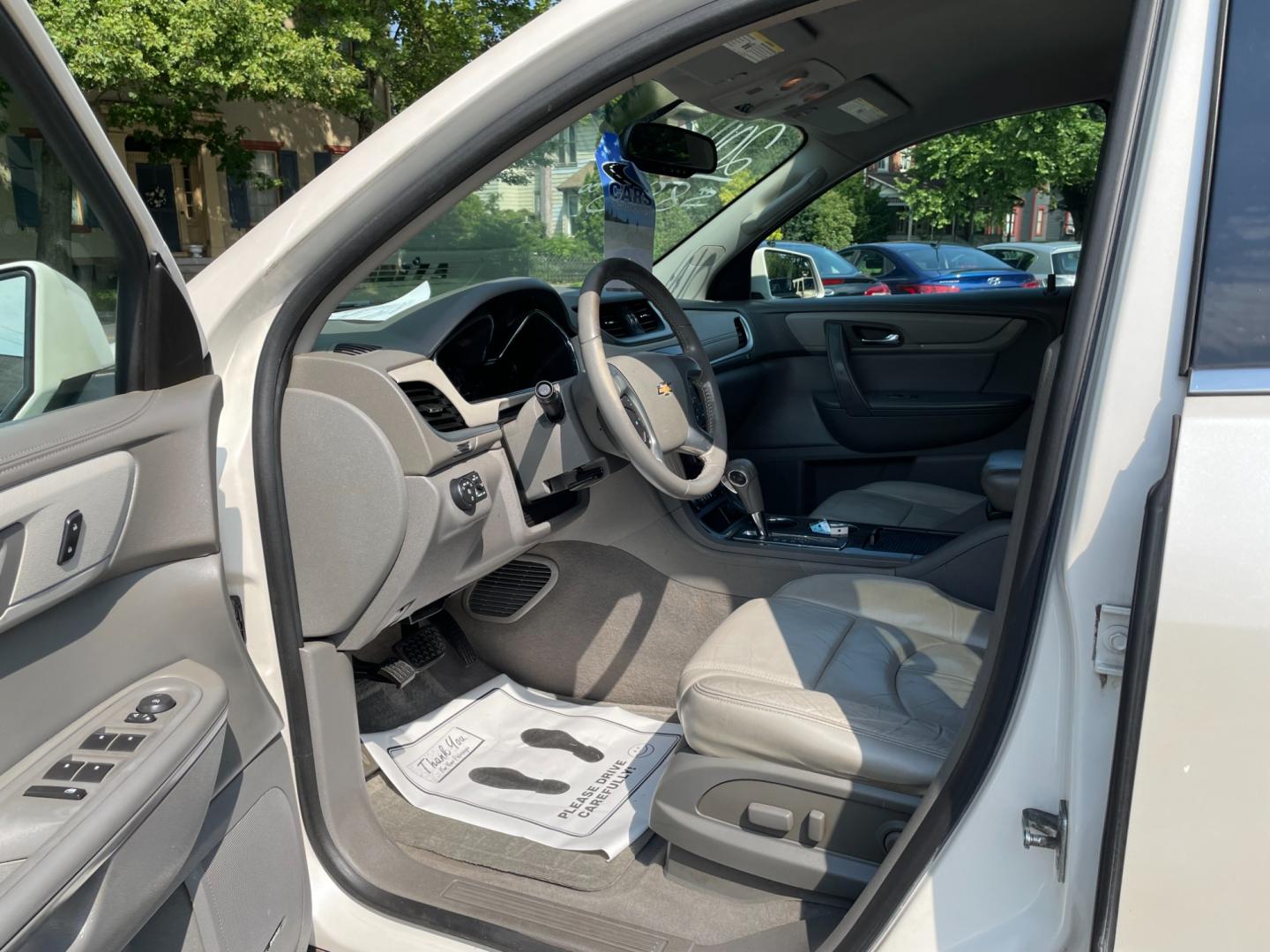 2014 White Chevrolet Traverse 2LT AWD (1GNKVHKD7EJ) with an 3.6L V6 DOHC 24V engine, 6-Speed Automatic transmission, located at 101 N. Main Street, Muncy, PA, 17756, (570) 546-5462, 41.207691, -76.785942 - Photo#5