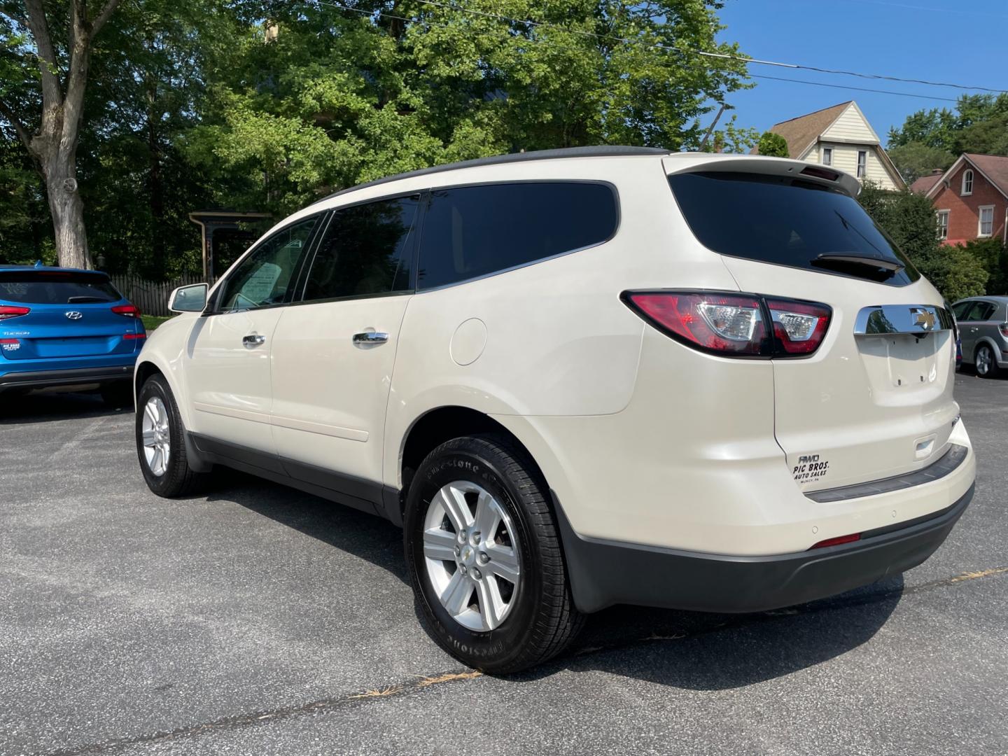 2014 White Chevrolet Traverse 2LT AWD (1GNKVHKD7EJ) with an 3.6L V6 DOHC 24V engine, 6-Speed Automatic transmission, located at 101 N. Main Street, Muncy, PA, 17756, (570) 546-5462, 41.207691, -76.785942 - Photo#3