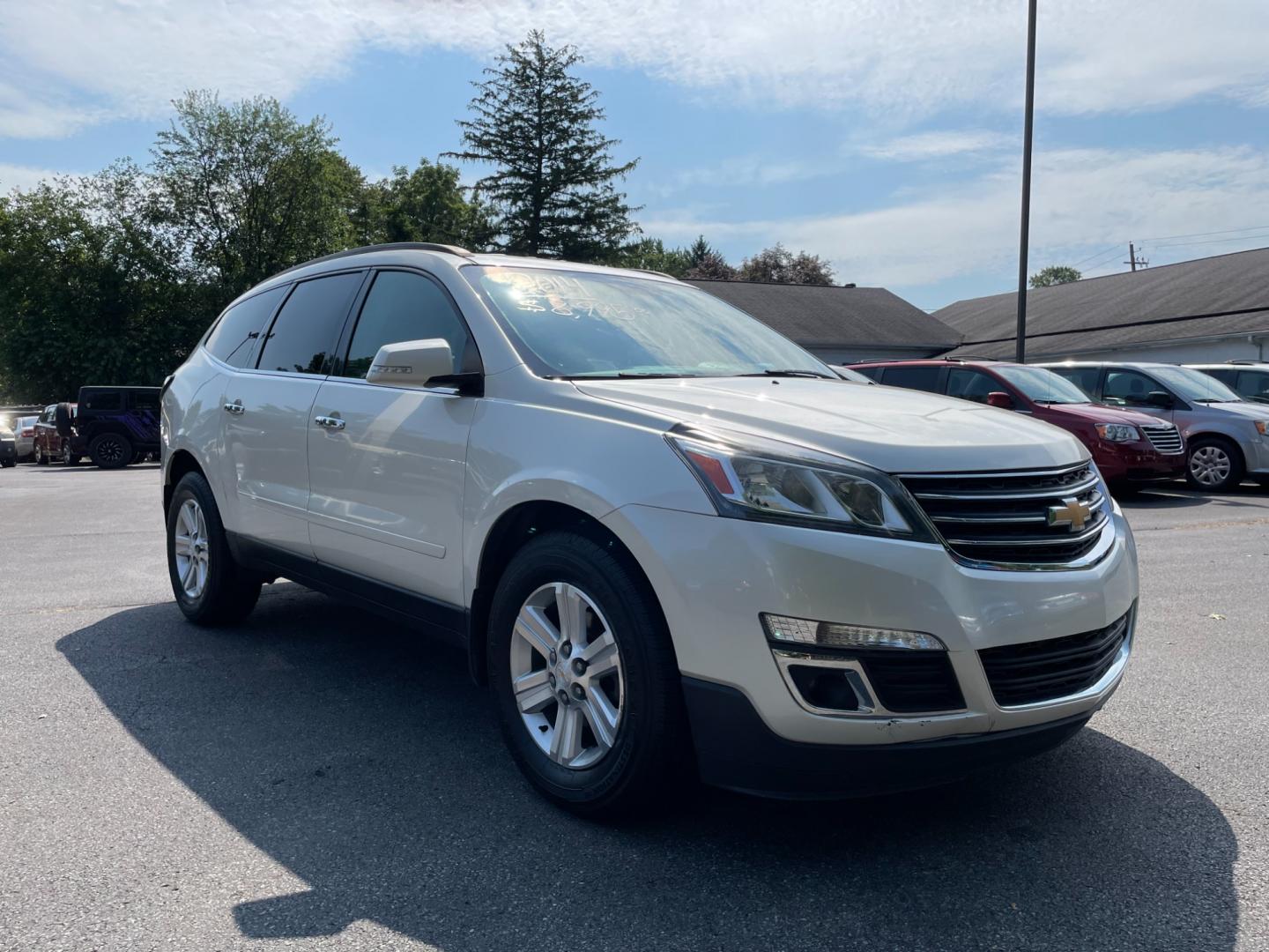 2014 White Chevrolet Traverse 2LT AWD (1GNKVHKD7EJ) with an 3.6L V6 DOHC 24V engine, 6-Speed Automatic transmission, located at 101 N. Main Street, Muncy, PA, 17756, (570) 546-5462, 41.207691, -76.785942 - Photo#1