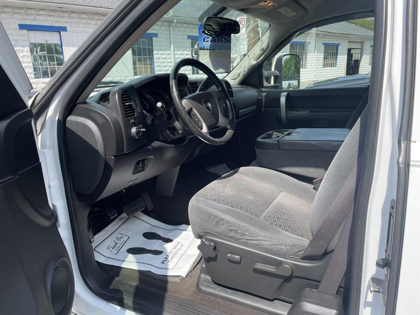 2007 White Chevrolet Silverado 2500HD LT1 Ext. Cab 4WD (1GCHK29K97E) with an 6.0L V8 OHV 16V engine, 6-Speed Automatic Overdrive transmission, located at 101 N. Main Street, Muncy, PA, 17756, (570) 546-5462, 41.207691, -76.785942 - Photo#5