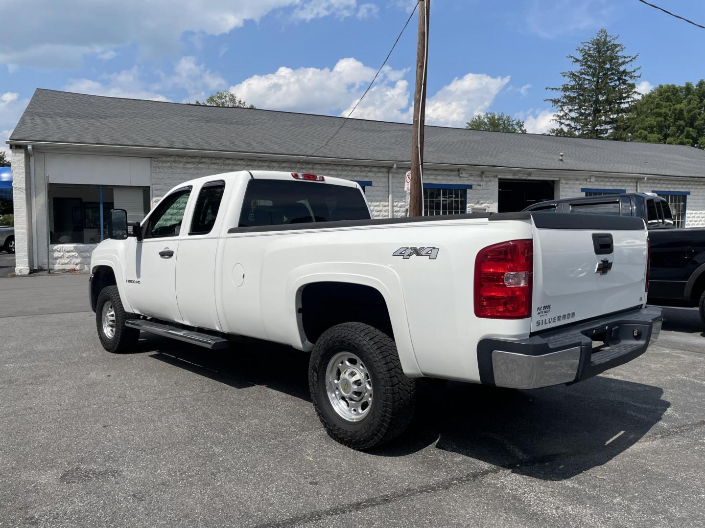 2007 White Chevrolet Silverado 2500HD LT1 Ext. Cab 4WD (1GCHK29K97E) with an 6.0L V8 OHV 16V engine, 6-Speed Automatic Overdrive transmission, located at 101 N. Main Street, Muncy, PA, 17756, (570) 546-5462, 41.207691, -76.785942 - Photo#2