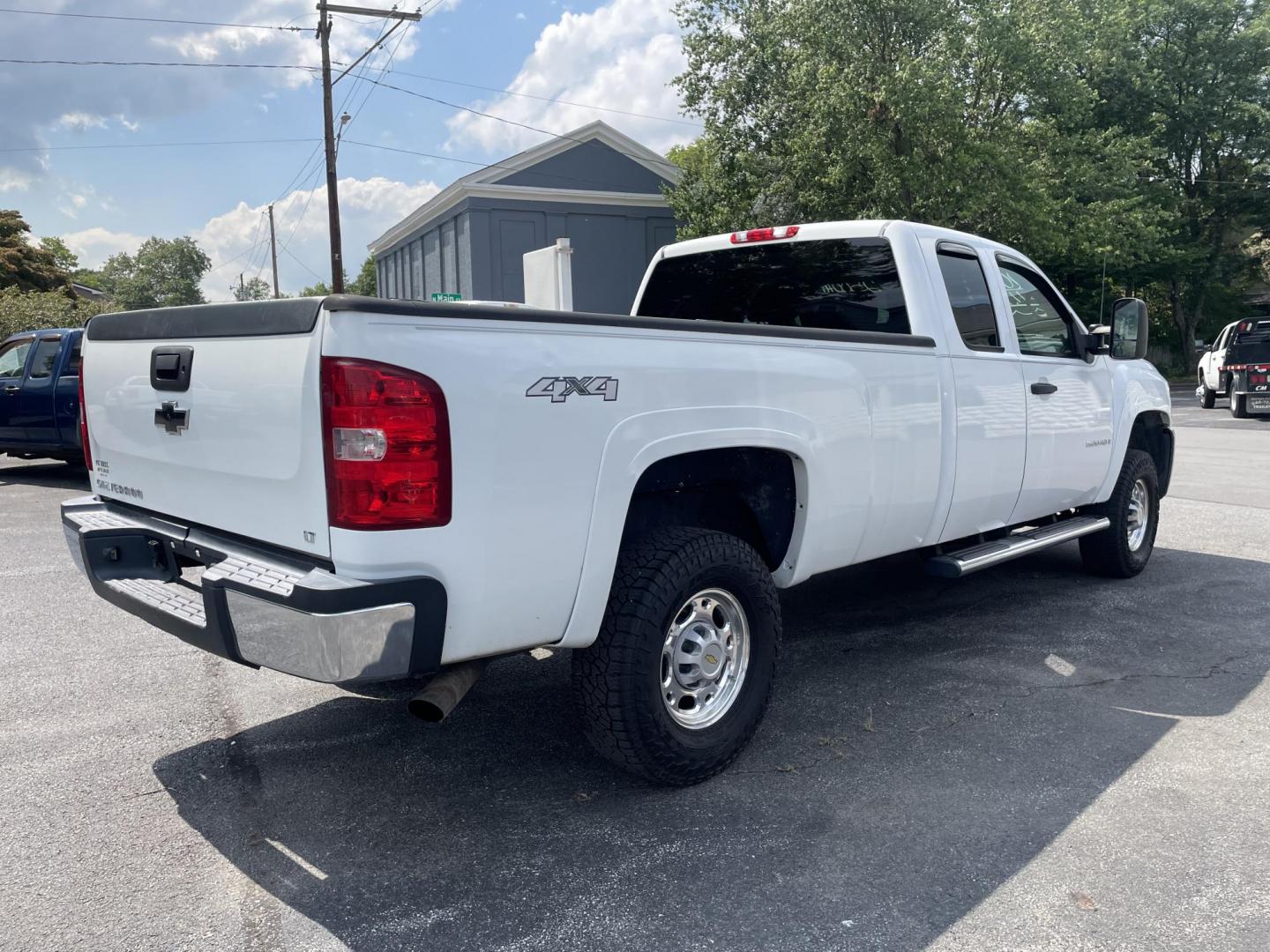 2007 White Chevrolet Silverado 2500HD LT1 Ext. Cab 4WD (1GCHK29K97E) with an 6.0L V8 OHV 16V engine, 6-Speed Automatic Overdrive transmission, located at 101 N. Main Street, Muncy, PA, 17756, (570) 546-5462, 41.207691, -76.785942 - Photo#3