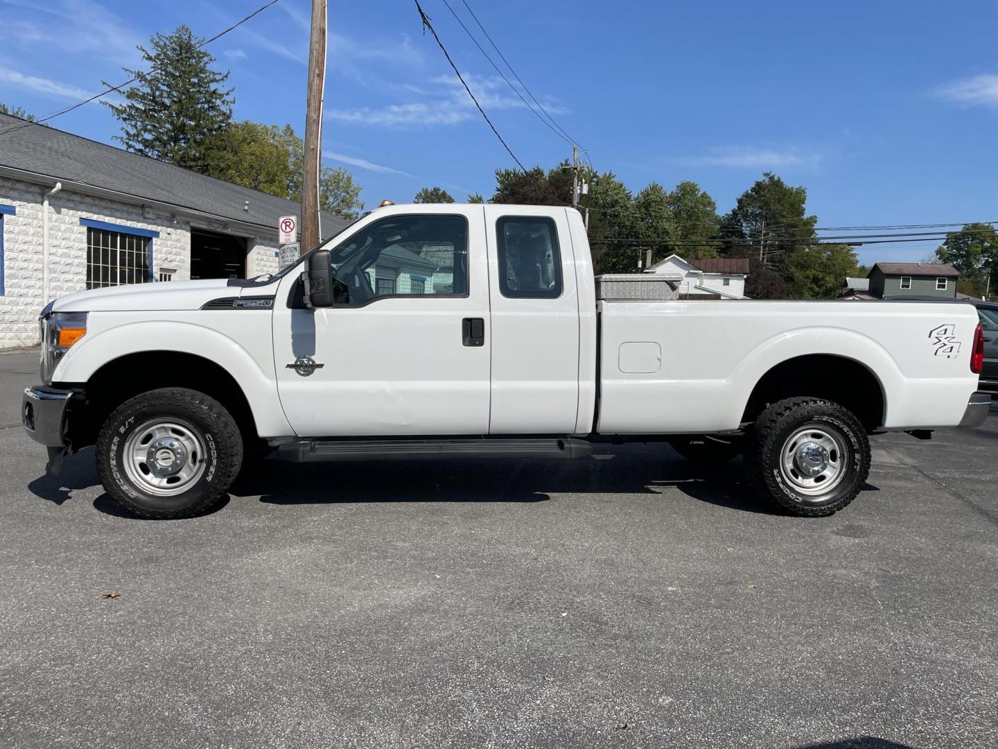 2015 White Ford F-250 SD XLT SuperCab Long Bed 4WD (1FT7X2BT6FE) with an 6.7L V8 OHV 16V DIESEL engine, 6-Speed Automatic transmission, located at 101 N. Main Street, Muncy, PA, 17756, (570) 546-5462, 41.207691, -76.785942 - Photo#2