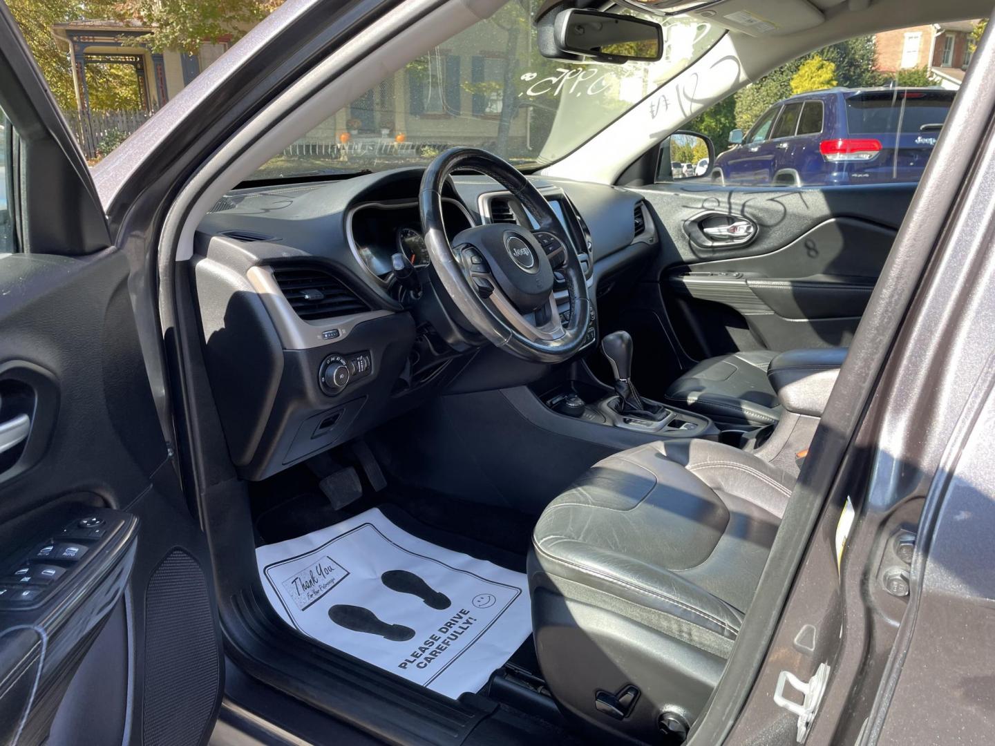 2015 Jeep Cherokee Limited 4WD (1C4PJMDS9FW) with an 3.2L V6 DOHC 24V engine, 9-Speed Automatic transmission, located at 101 N. Main Street, Muncy, PA, 17756, (570) 546-5462, 41.207691, -76.785942 - Photo#5