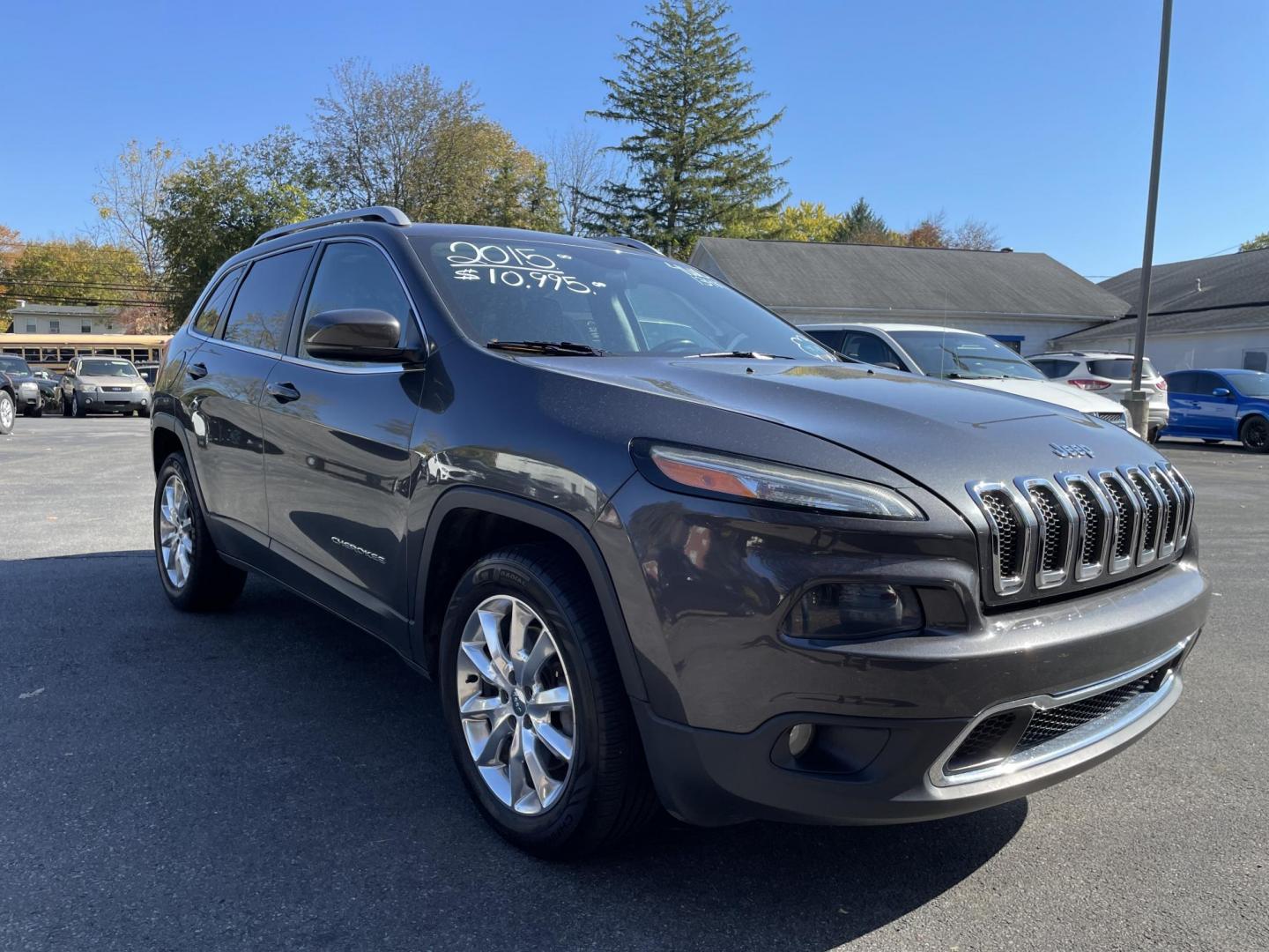 2015 Jeep Cherokee Limited 4WD (1C4PJMDS9FW) with an 3.2L V6 DOHC 24V engine, 9-Speed Automatic transmission, located at 101 N. Main Street, Muncy, PA, 17756, (570) 546-5462, 41.207691, -76.785942 - Photo#1