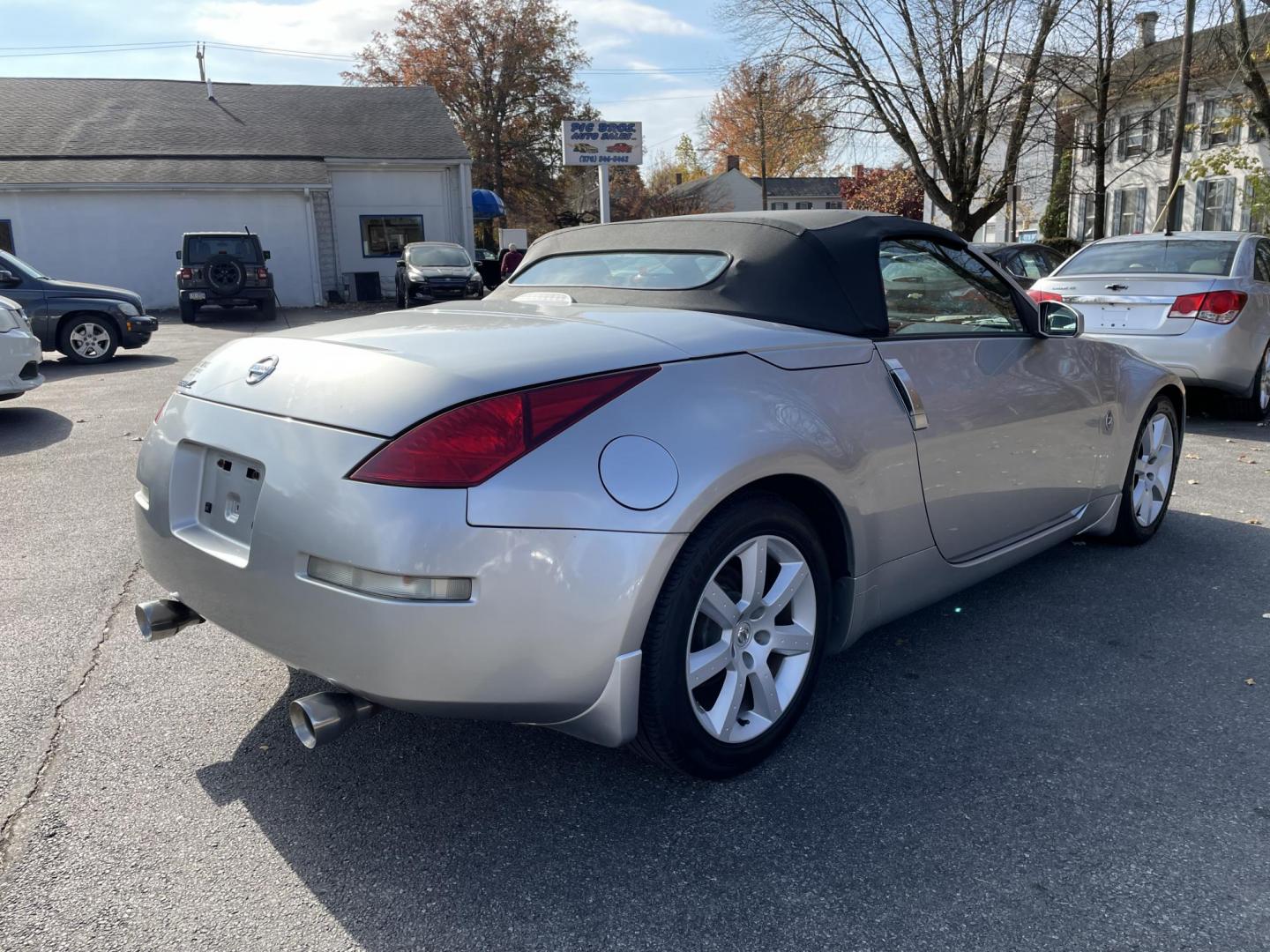 2004 silver Nissan 350Z Enthusiast Roadster (JN1AZ36A54T) with an 3.5L V6 DOHC 24V engine, 6-Speed Manual Overdrive transmission, located at 101 N. Main Street, Muncy, PA, 17756, (570) 546-5462, 41.207691, -76.785942 - Photo#3