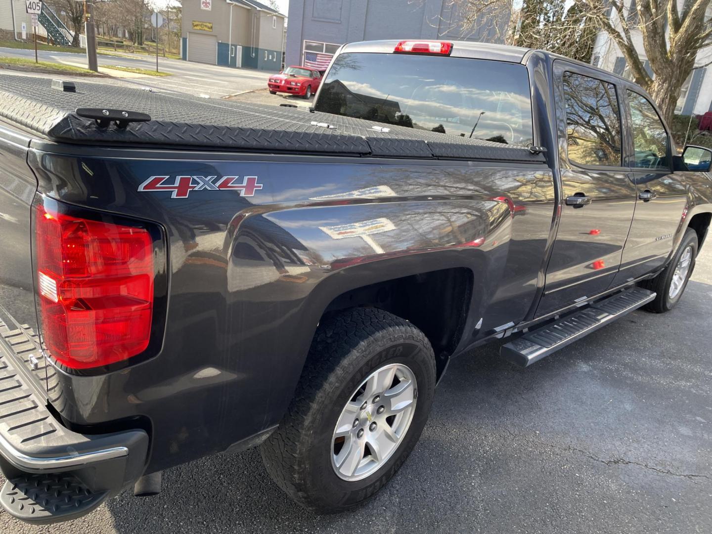 2016 Chevrolet Silverado 1500 LT Crew Cab 4WD (1GCUKREC6GF) with an 5.3L V8 OHV 16V engine, 6A transmission, located at 101 N. Main Street, Muncy, PA, 17756, (570) 546-5462, 41.207691, -76.785942 - Photo#3