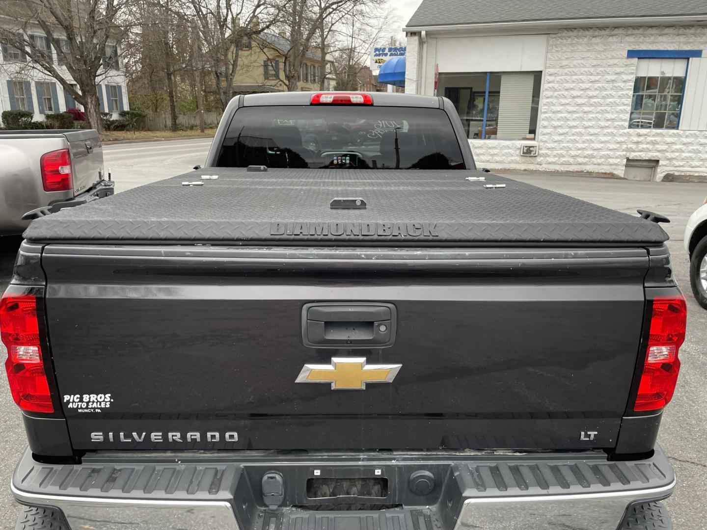 2016 Chevrolet Silverado 1500 LT Crew Cab 4WD (1GCUKREC6GF) with an 5.3L V8 OHV 16V engine, 6A transmission, located at 101 N. Main Street, Muncy, PA, 17756, (570) 546-5462, 41.207691, -76.785942 - Photo#4