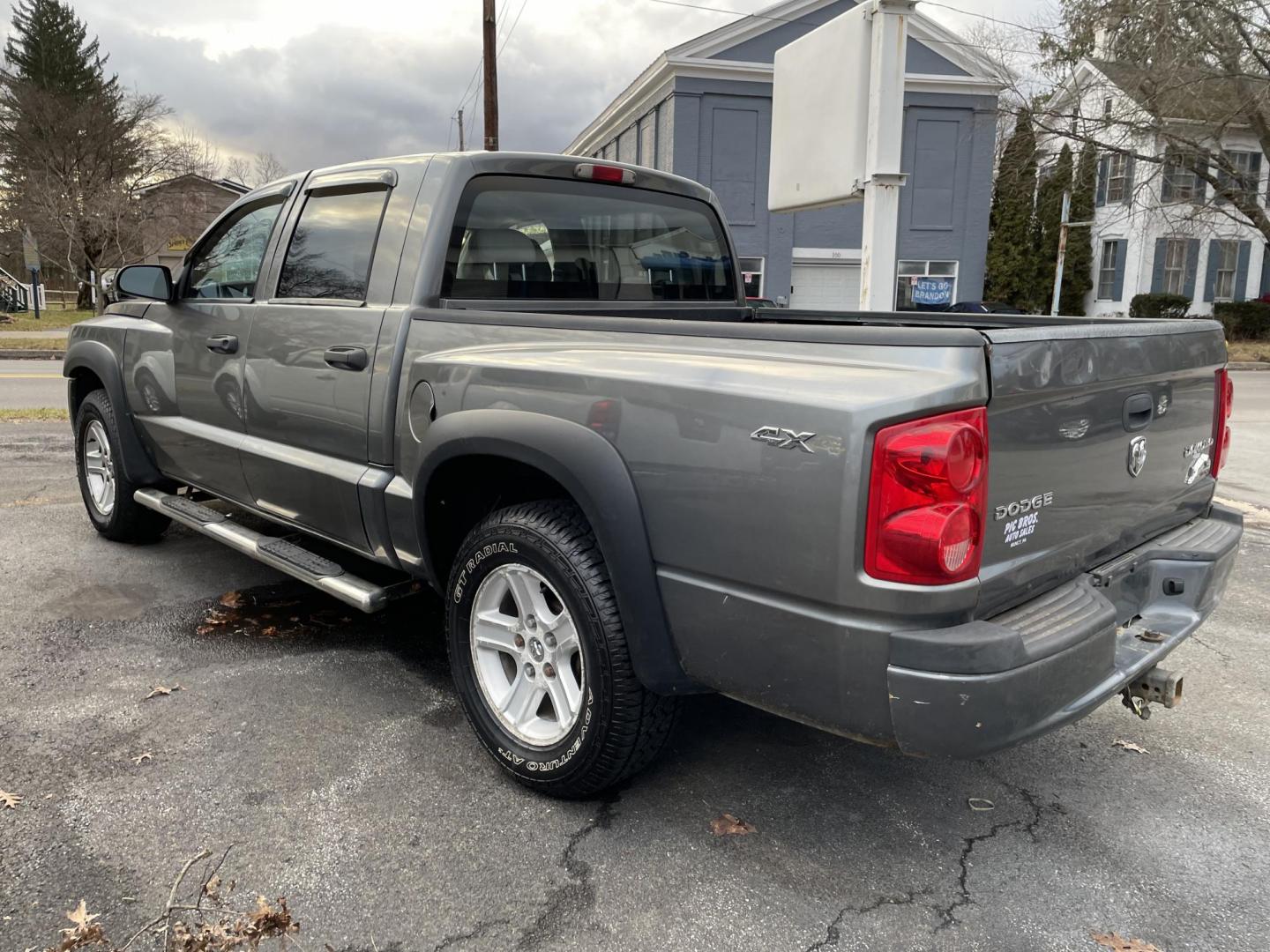 2010 Dodge Dakota SLT Crew Cab 4WD (1D7CW3GK4AS) with an 3.7L V6 SOHC 12V engine, 5-Speed Automatic transmission, located at 101 N. Main Street, Muncy, PA, 17756, (570) 546-5462, 41.207691, -76.785942 - Photo#3