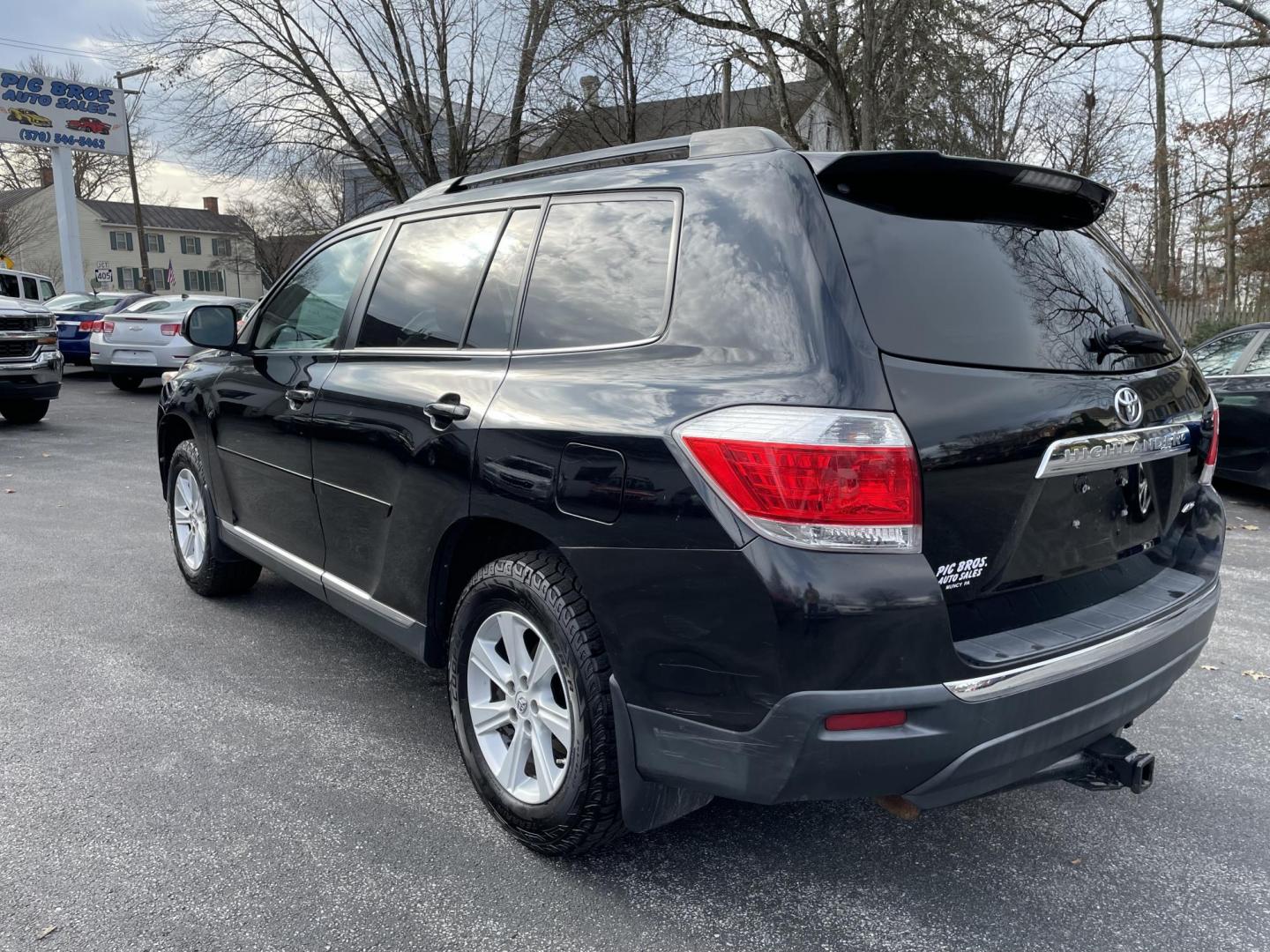 2011 Toyota Highlander Base 4WD (5TDBK3EH5BS) with an 3.5L V6 DOHC 24V engine, 5-Speed Automatic transmission, located at 101 N. Main Street, Muncy, PA, 17756, (570) 546-5462, 41.207691, -76.785942 - Photo#2