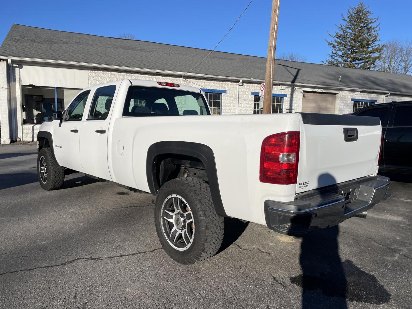 2013 GMC Sierra 2500HD Work Truck Crew Cab 4WD (1GT12ZC81DF) with an 6.6L V8 OHV 32V TURBO DIESEL engine, 6-Speed Automatic transmission, located at 101 N. Main Street, Muncy, PA, 17756, (570) 546-5462, 41.207691, -76.785942 - Photo#2