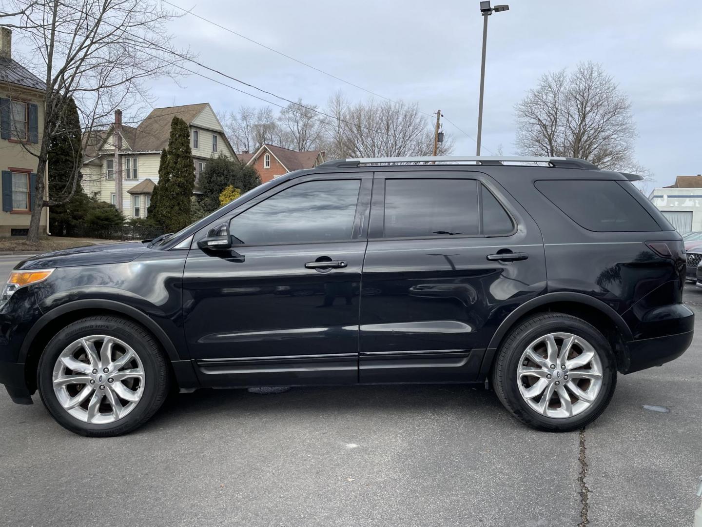 2013 black Ford Explorer XLT FWD (1FM5K7D89DG) with an 3.5L V6 DOHC 24V engine, 6-Speed Automatic transmission, located at 101 N. Main Street, Muncy, PA, 17756, (570) 546-5462, 41.207691, -76.785942 - Photo#4