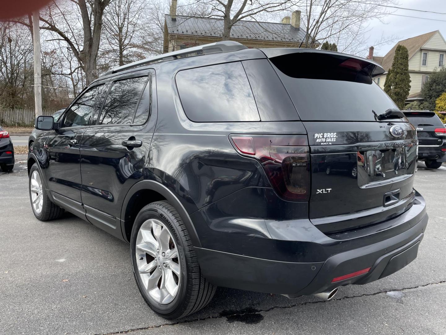 2013 black Ford Explorer XLT FWD (1FM5K7D89DG) with an 3.5L V6 DOHC 24V engine, 6-Speed Automatic transmission, located at 101 N. Main Street, Muncy, PA, 17756, (570) 546-5462, 41.207691, -76.785942 - Photo#2